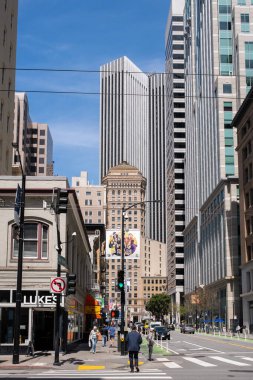 SAN FRANCISCO, ABD - 21 Nisan 2023: Gökdelenler ve şehir sokağı San Francisco, ABD