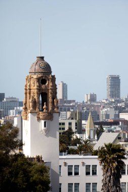 San Francisco, California, ABD - 23 Nisan 2023: Çok katlı binaları ve gökdelenleri olan şehir merkezi bulutsuz mavi gökyüzüne karşı