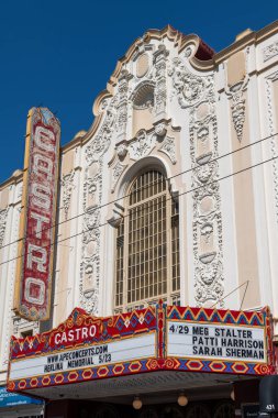 Castro Bölgesi, San Francisco, Kaliforniya, ABD - 23 Nisan 2023: Castro Tiyatrosu ve film sarayı tarihi mekan cephesi güneşli bir günde bulutsuz mavi gökyüzü altında