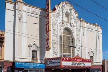 Castro Bölgesi, San Francisco, Kaliforniya, ABD - 23 Nisan 2023: Castro Tiyatrosu ve film sarayı tarihi mekan cephesi güneşli bir günde bulutsuz mavi gökyüzü altında