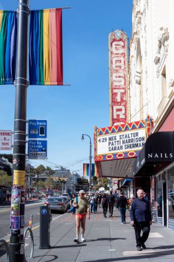 Haight Ashbury Caddesi, San Francisco, Kaliforniya, ABD - 23 Nisan 2023: Güneşli ve bulutsuz mavi gökyüzünde şehir binalarına karşı renkli kaldırımlarda yürüyen yayalar ile dolu cadde