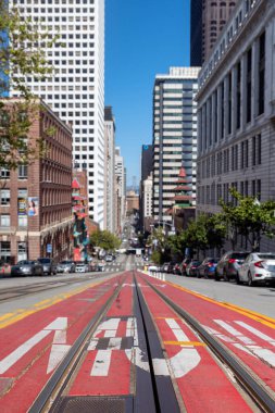 San Francisco, California - 26 Nisan 2023: Günümüz binalarına giden şehir caddesinde azalan yol işaretlerinin yüzey seviyesi
