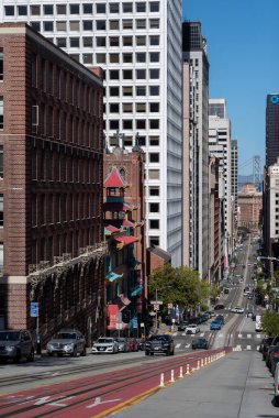 San Francisco, California - 26 Nisan 2023: Günümüz binalarına giden şehir caddesinde azalan yol işaretlerinin yüzey seviyesi