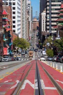 San Francisco, California - 26 Nisan 2023: Modern binalara giden tramvay üzerindeki yol işaretleri azalıyor