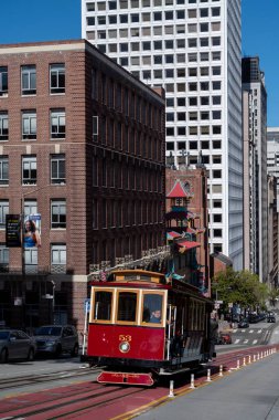 San Francisco, California - 26 Nisan 2023: Modern binalara giden tramvay üzerindeki yol işaretleri azalıyor