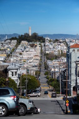 San Francisco, California - 27 Nisan 2023: Güneşli bir günde mavi gökyüzüne karşı şehir manzarası