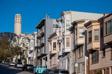 San Francisco, California - 27 Nisan 2023: Coit Kulesi ve güneşli bir günde mavi gökyüzüne karşı şehir manzarası