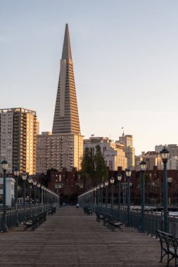 San Francisco, California - 27 Nisan 2023: Transamerica Piramidi 'ne doğru uzanan sahil yolu gün batımında açık gökyüzüne karşı