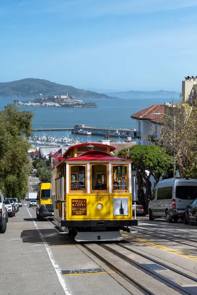 San Francisco, California - 25 Nisan 2023: Güneşli bir günde okyanusa doğru giden tramvay arka planda Alcatraz adası