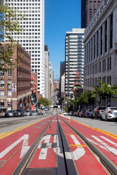San Francisco, California - 26 Nisan 2023: Günümüz binalarına giden şehir caddesinde azalan yol işaretlerinin yüzey seviyesi