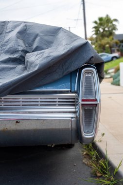 San Diego, California 'da park edilmiş klasik bir araba.