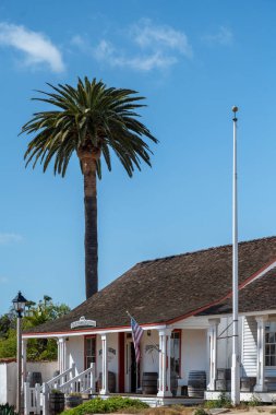 San Diego, California - 11 Mayıs 2023 Eski geleneksel İspanyol evi Eski bir palmiye ağacı ile San Diego, Kaliforniya 