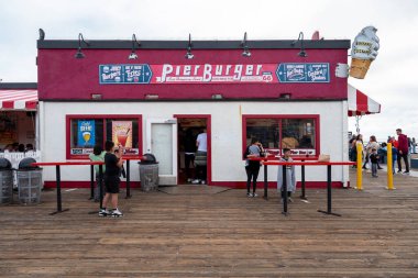 Santa Monica, California - 5 Mayıs 2023. Los Angeles, Kaliforniya 'da bulutlu bir günde Santa Monicas rıhtımında dondurma yiyen insanlar