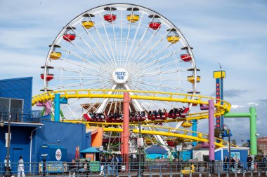 Santa Monica, California - 5 Mayıs 2023: Lunaparktaki Santa Monica tekeri ve lunapark treni, LA, California, ABD