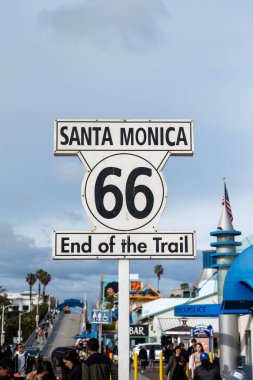 Santa Monica, Kaliforniya ABD - 05 Mayıs 2023. Santa Monica, Los Angeles 'taki mavi gökyüzüne karşı 66. Yol' un sonunu gösteren tabela.. 