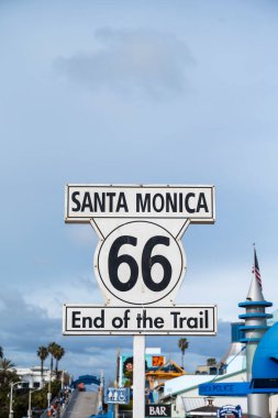 Santa Monica, Kaliforniya ABD - 05 Mayıs 2023. Santa Monica, Los Angeles 'taki mavi gökyüzüne karşı 66. Yol' un sonunu gösteren tabela.. 