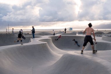 Venice Beach, California, ABD - 5 Mayıs 2023: İnsanlar Venedik Plajı 'nda gün batımında paten kayıyorlar, LA, California