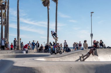 Venice Beach, California, ABD - 7 Mayıs 2023: Venedik Plajı 'nda insanlar gün batımında paten kayıyor, LA, California