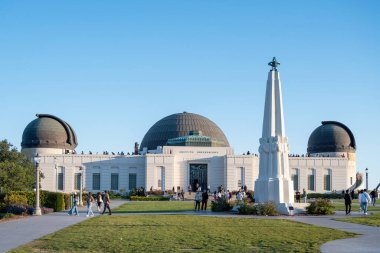 Los Angeles, Kaliforniya - 06 Mayıs 2023: Los Angeles, Kaliforniya 'da yürüyen insanlarla birlikte Griffith Gözlemevi' nin tam manzarası.