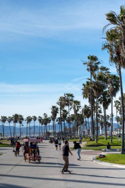 Venice Beach, Kaliforniya - 07 Mayıs 2023: İnsanlar Venedik Plajı 'nda gündüz vakti Los Angeles, Kaliforniya' da yürüyorlar.
