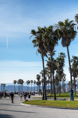 Venice Beach, Kaliforniya - 07 Mayıs 2023: İnsanlar Venedik Plajı 'nda gündüz vakti Los Angeles, Kaliforniya' da yürüyorlar.