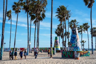 Venice Beach, Kaliforniya - 07 Mayıs 2023: İnsanlar Venedik Plajı 'nda gündüz vakti Los Angeles, Kaliforniya' da yürüyorlar.