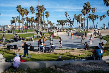 Venice Beach, California - 07 Mayıs 2023: İnsanlar Los Angeles, Kaliforniya 'da Venedik Plajı' nda güneşli bir günün tadını çıkarıyorlar.