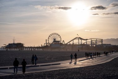 Santa Monica, California - 07 Mayıs 2023: İnsanlar alacakaranlık Los Angeles, Kaliforniya 'da rıhtımda ve tema parkında yürüyorlar.