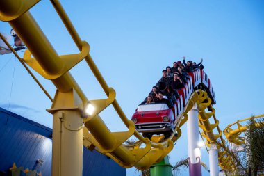 Santa Monica, California - 07 Mayıs 2023: Santa Monica, Kaliforniya 'daki Pasifik Parkı' nda insanlar lunapark treninde eğleniyor 