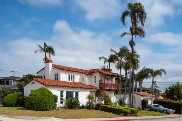 San Diego, Kaliforniya 'da park edilmiş palmiye ağaçları ve retro arabası olan modern bir ev.