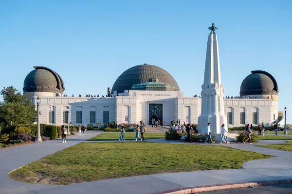 Los Angeles, Kaliforniya - 06 Mayıs 2023: Los Angeles, Kaliforniya 'da yürüyen insanlarla birlikte Griffith Gözlemevi' nin tam manzarası.