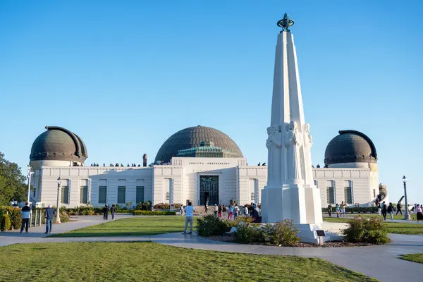 カリフォルニア州ロサンゼルス 2023年5月20日 カリフォルニア州ロサンゼルスで歩く人々とグリフィス天文台の全景 ストックフォト