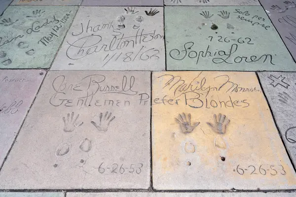 Los Angeles Califórnia Maio 2023 Mãos Pegadas Pessoas Famosas Calçada Imagens Royalty-Free