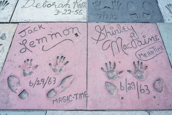 Los Angeles Califórnia Maio 2023 Mãos Pegadas Pessoas Famosas Calçada Imagem De Stock