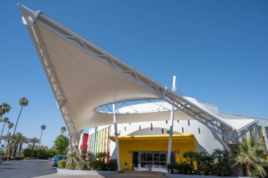 Palm Springs, Kaliforniya - 13 Mayıs 2023: Palm Springs, Kaliforniya 'daki Saguaro Hotel & Pool' un modernist girişi 