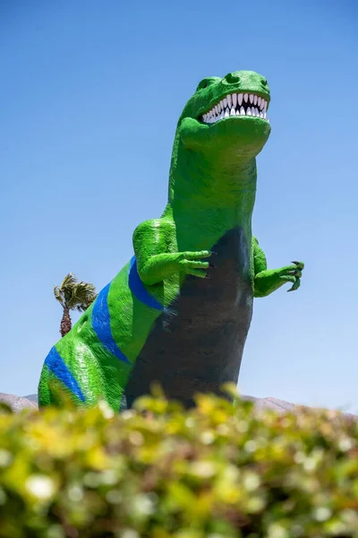 Palm Springs Califórnia Maio 2023 Uma Estátua Verde Gigante Tiranossauro Fotos De Bancos De Imagens Sem Royalties