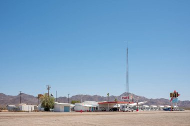 San Bernardino, California - 14 Mayıs 2023: Mojave Çölü 'ndeki Retro Benzin İstasyonu.