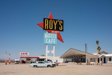 San Bernardino, California - 14 Mayıs 2023: Mojave Çölü 'ndeki Retro Benzin İstasyonu.
