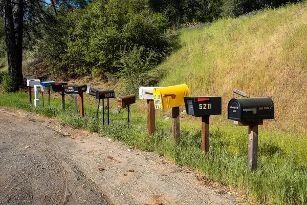 マリポサ ヨセミテ カリフォルニア州の道路の側面に線でメールボックスの投稿 ストックフォト