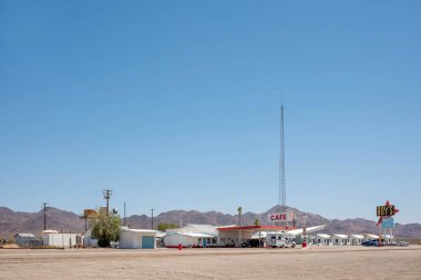 San Bernardino, California - 14 Mayıs 2023: Mojave Çölü 'ndeki Retro Benzin İstasyonu.