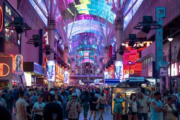 Las Vegas, Nevada 16 Mayıs 2023: Las Vegas Bulvarı 'ndaki ünlü Fremont Caddesi