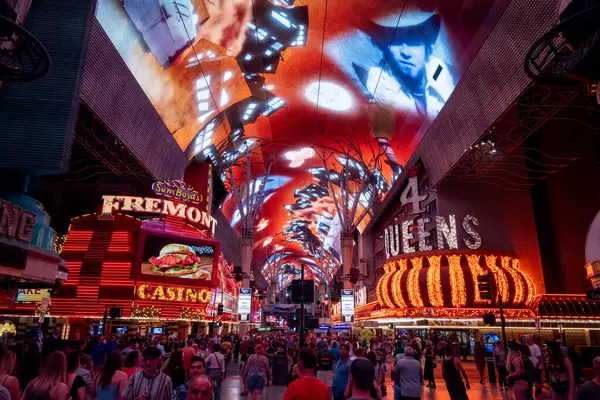 Las Vegas, Nevada, 16 Mayıs 2023 Las Vegas Bulvarı 'ndaki ünlü Fremont Caddesi.