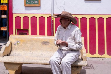 11 Temmuz 2023: Salento, Quindo, Kolombiya 'da bir bankta oturan yaşlı adam