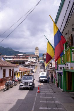 11 Temmuz 2023 Salento, Quindo, Kolombiya 'da Renkli Cadde' de Jeep Sürüşü
