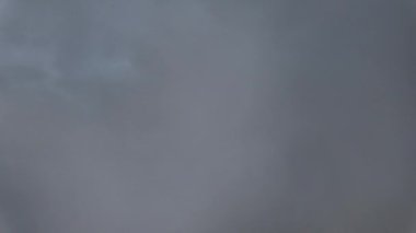 Tepelerde fırtına var.