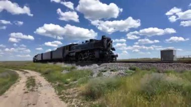 Buhar treni 2816 Kanada ovalarında seyahat ediyor.