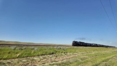 Buhar treni 2816 Kanada ovalarında seyahat ediyor.