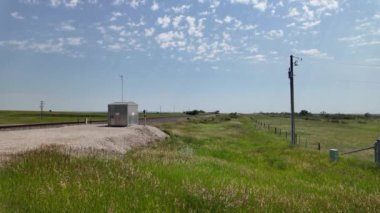 Buhar treni 2816 Kanada ovalarında seyahat ediyor.