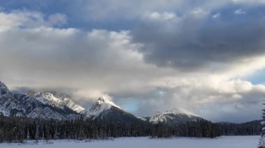Kanada kayalık dağlarında düşmek