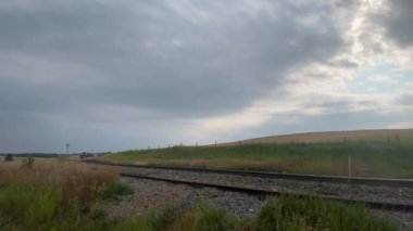 Buhar treni 2816 Kanada ovalarında seyahat ediyor.